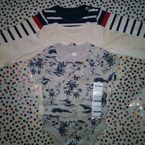 Bundle 3x baby bodysuits clothes